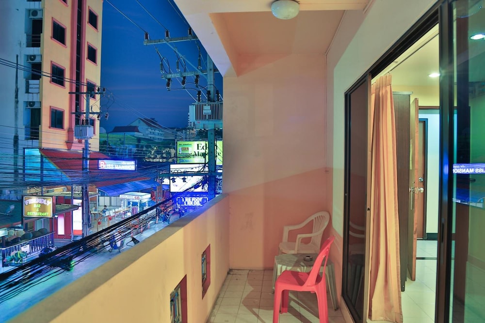 Harrys Hotel Bar & Restaurant 33/45