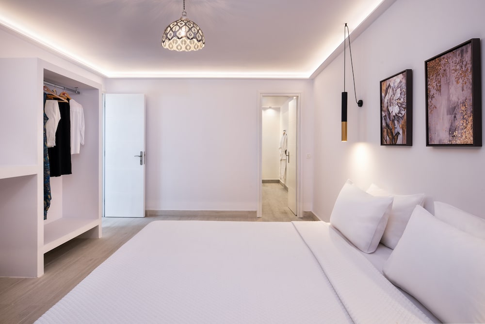 1 BEDROOM, SUITE