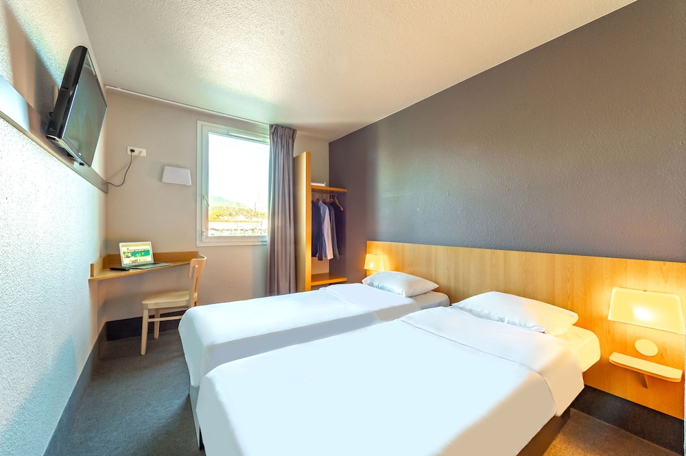 ROOM, TWIN BEDS