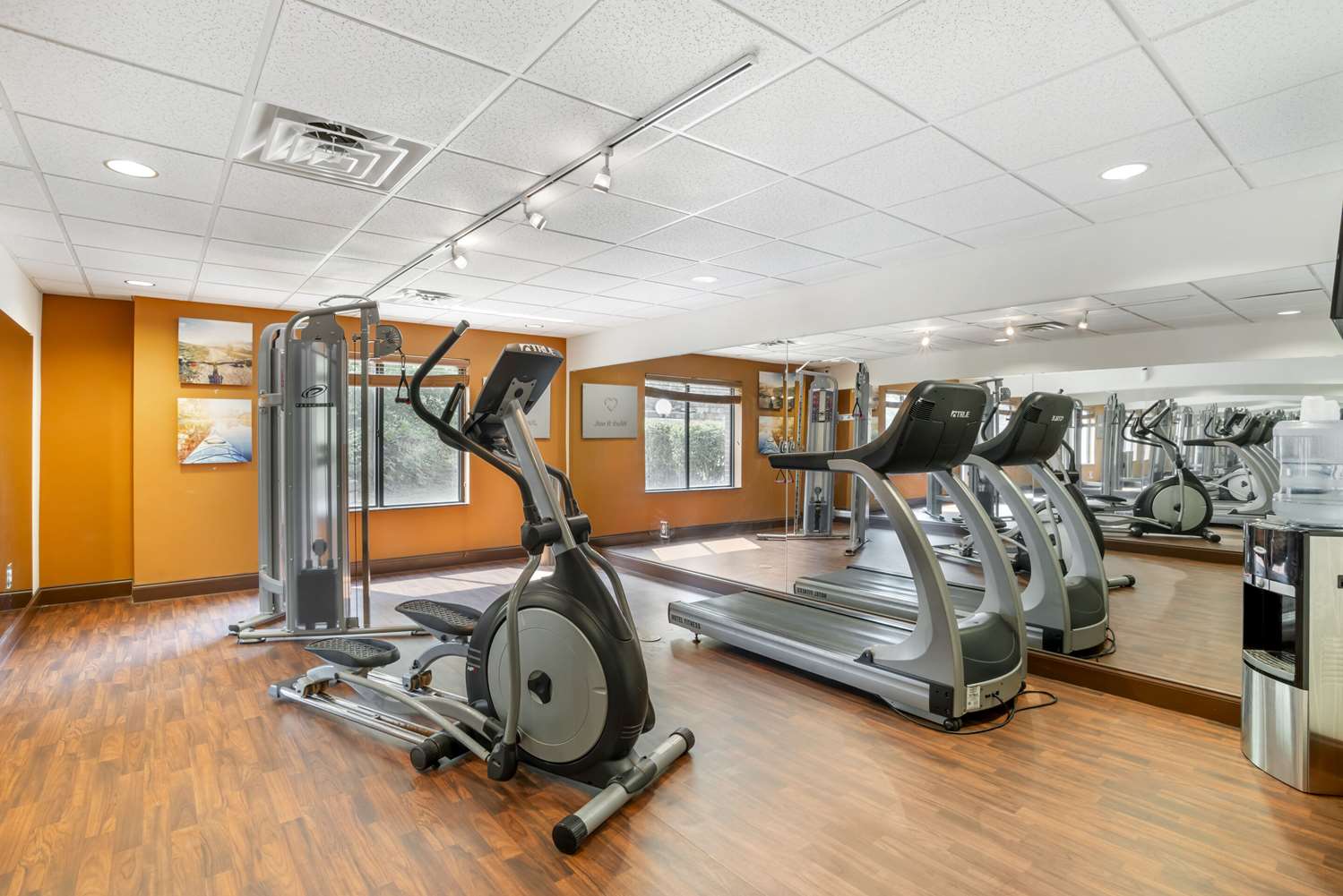 Comfort Suites At WestGate Mall 20/42