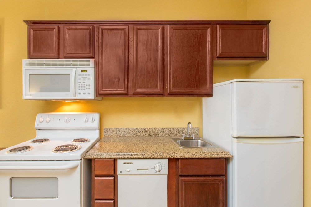 Hawthorn Suites by Wyndham Corpus Christi Padre Island 23/25