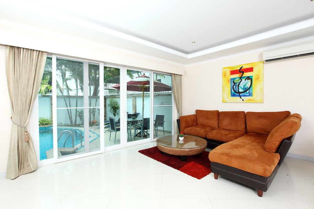 Hidden Palm Pool Villas 32/43