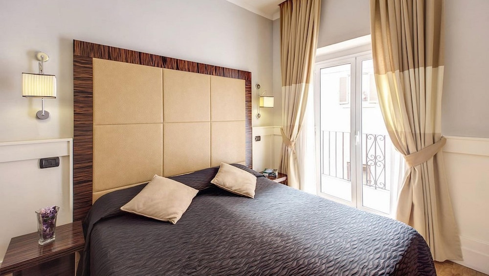 939 Hotel 24/52