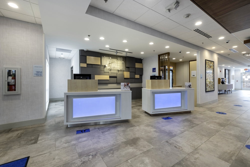 Holiday Inn Express Suites Staunton 2/75