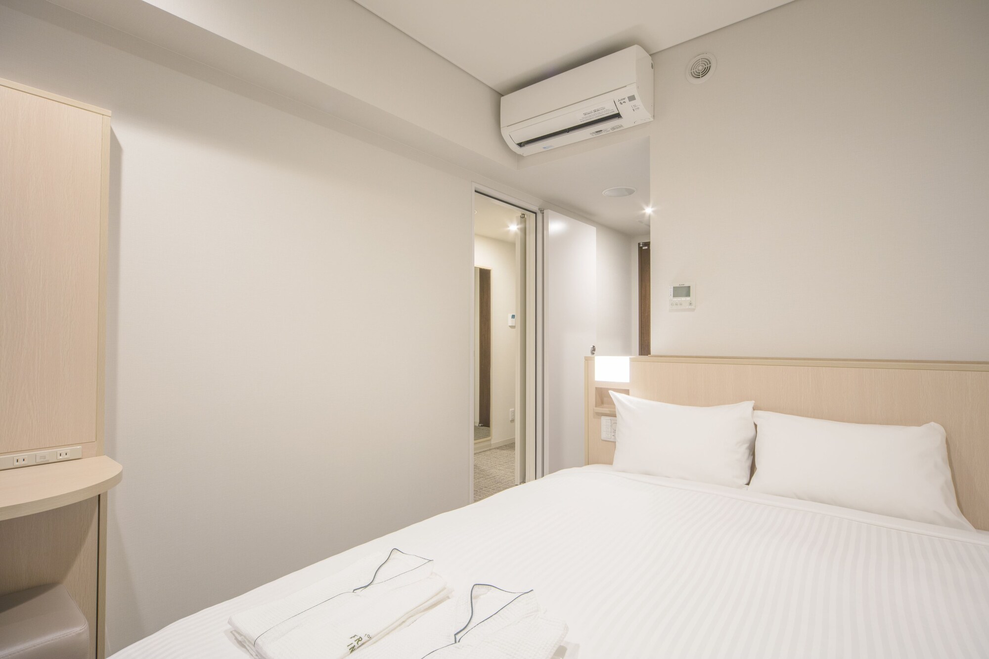 Connecting, Queen and Twin Beds