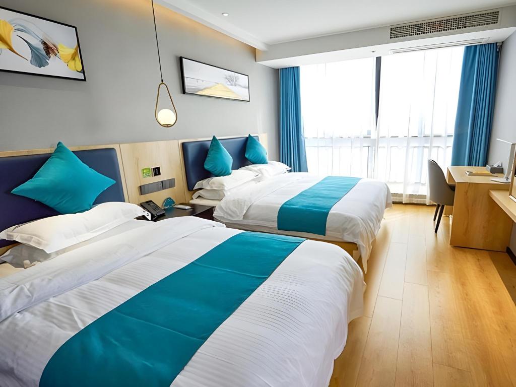 Senior, Suite, 1 King and 1 Single Beds