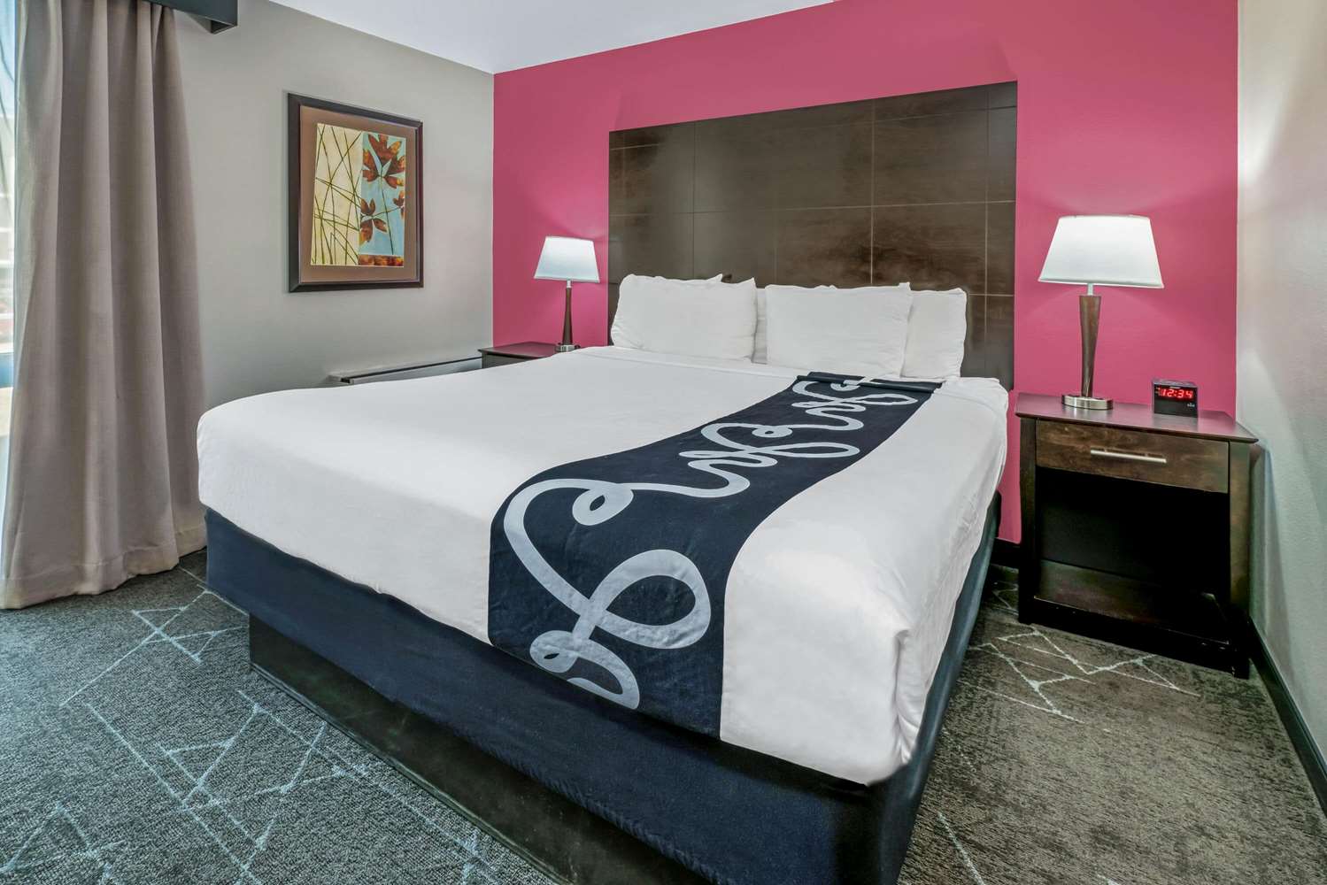 La Quinta Inn & Suites by Wyndham Dallas I-35 Walnut Hill Ln 16/46