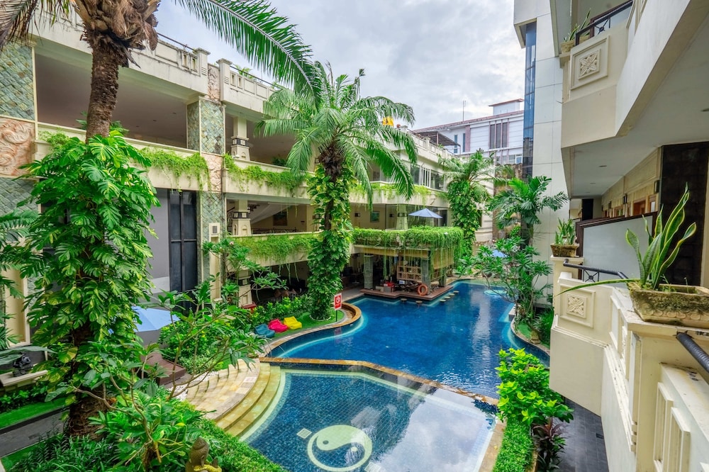 Famous Hotel Kuta (ex Permata Kuta Hotel by Prasanthi) 67/71