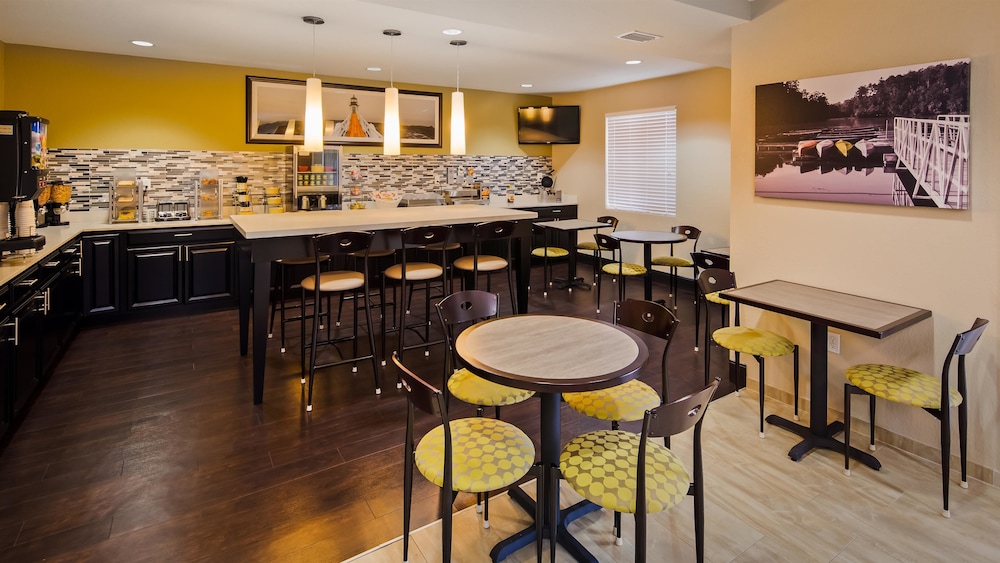 Best Western Edgewater Inn 28/37