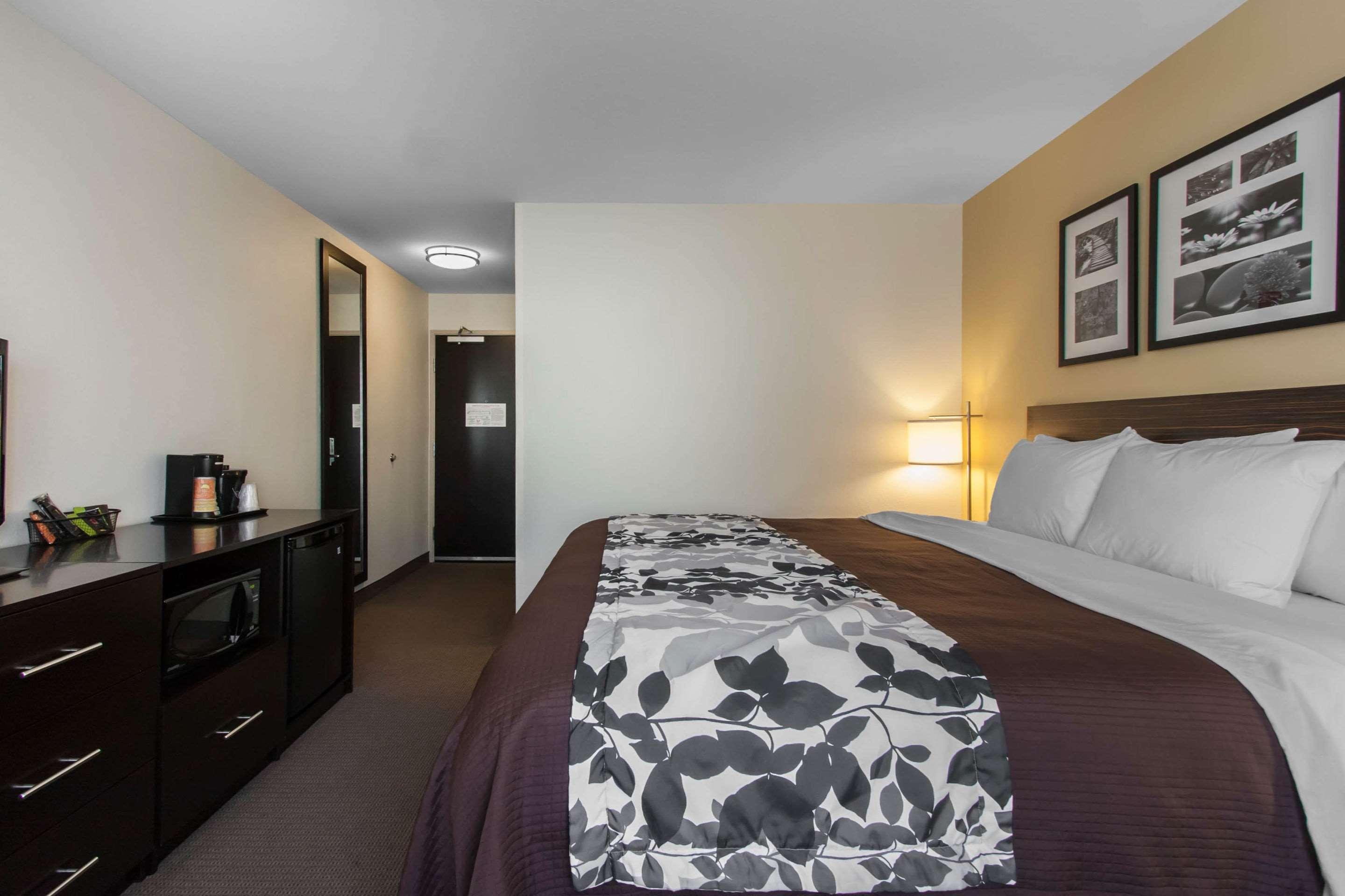 ROOM, KING BED