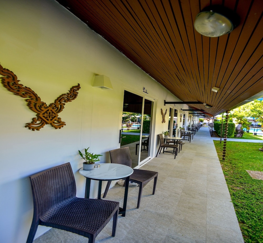 Phuket Airport Hotel 53/74