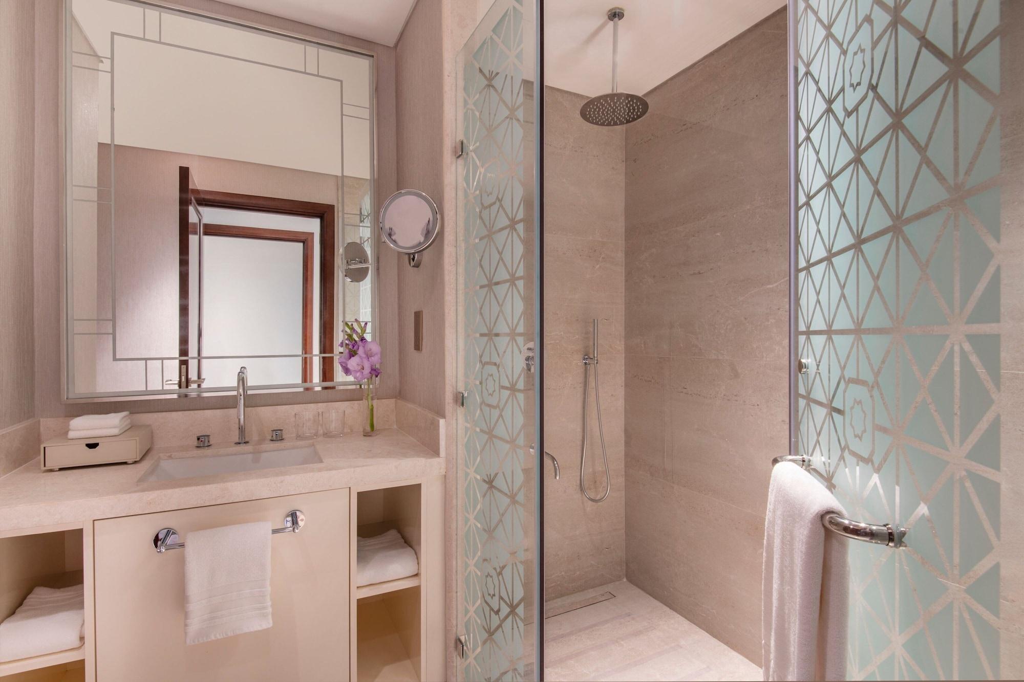 غرفة بسرير مزدوج بغرفتي نوم، The St. Regis Marsa Arabia Island, The Pearl Qatar 5/10