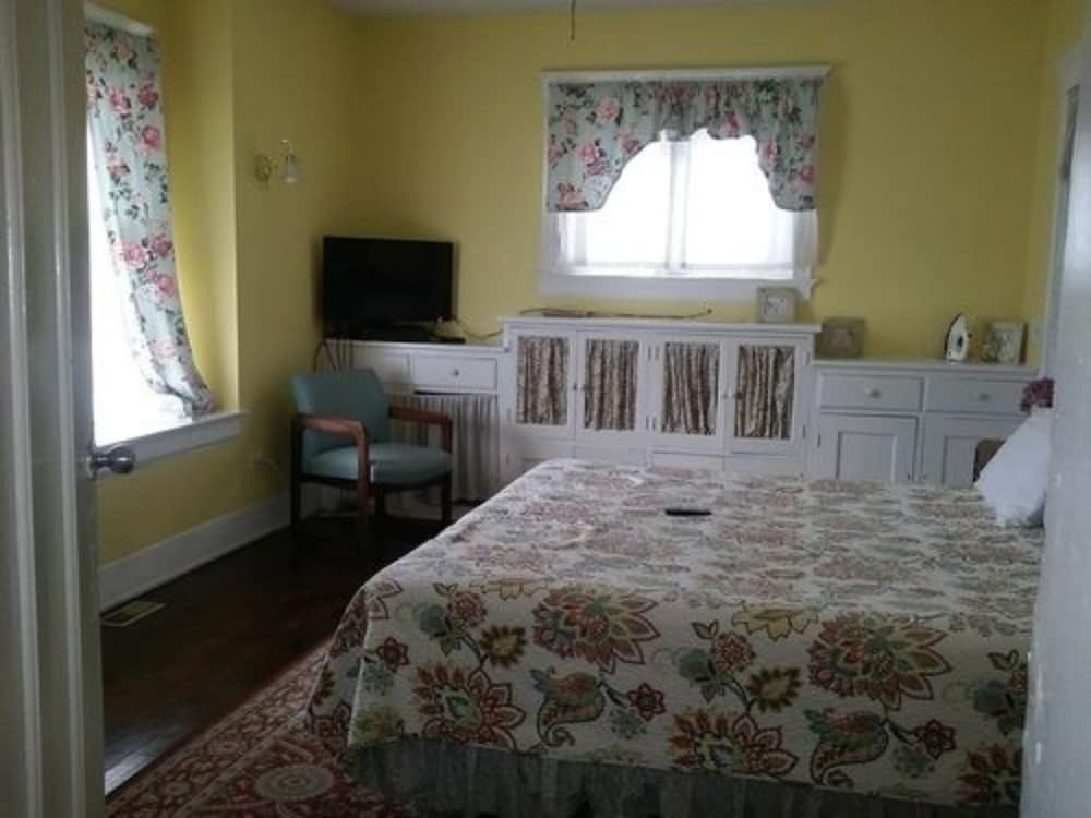 Six Acres Bed Breakfast 12/33