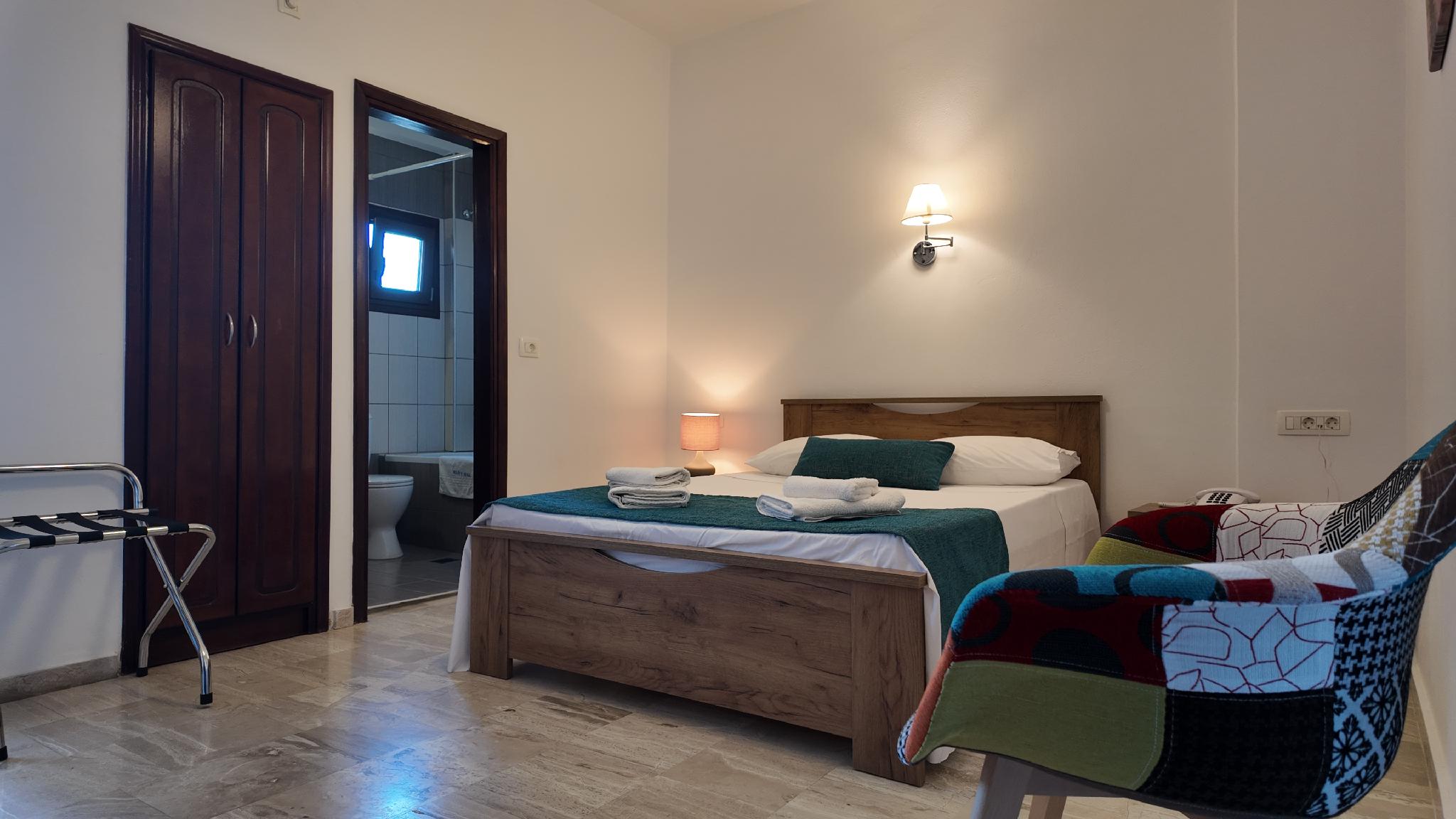 ROOM, SINGLE