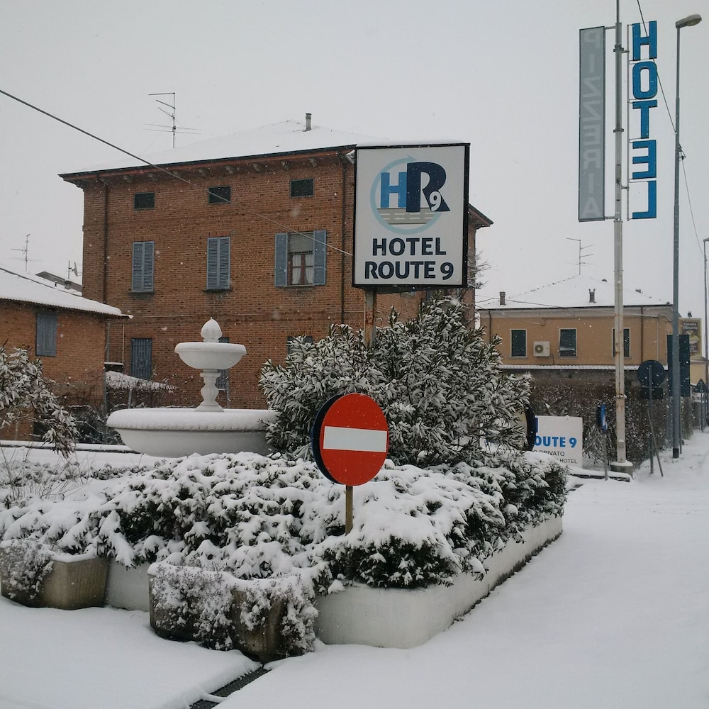 HOTEL ROUTE 9 4/50