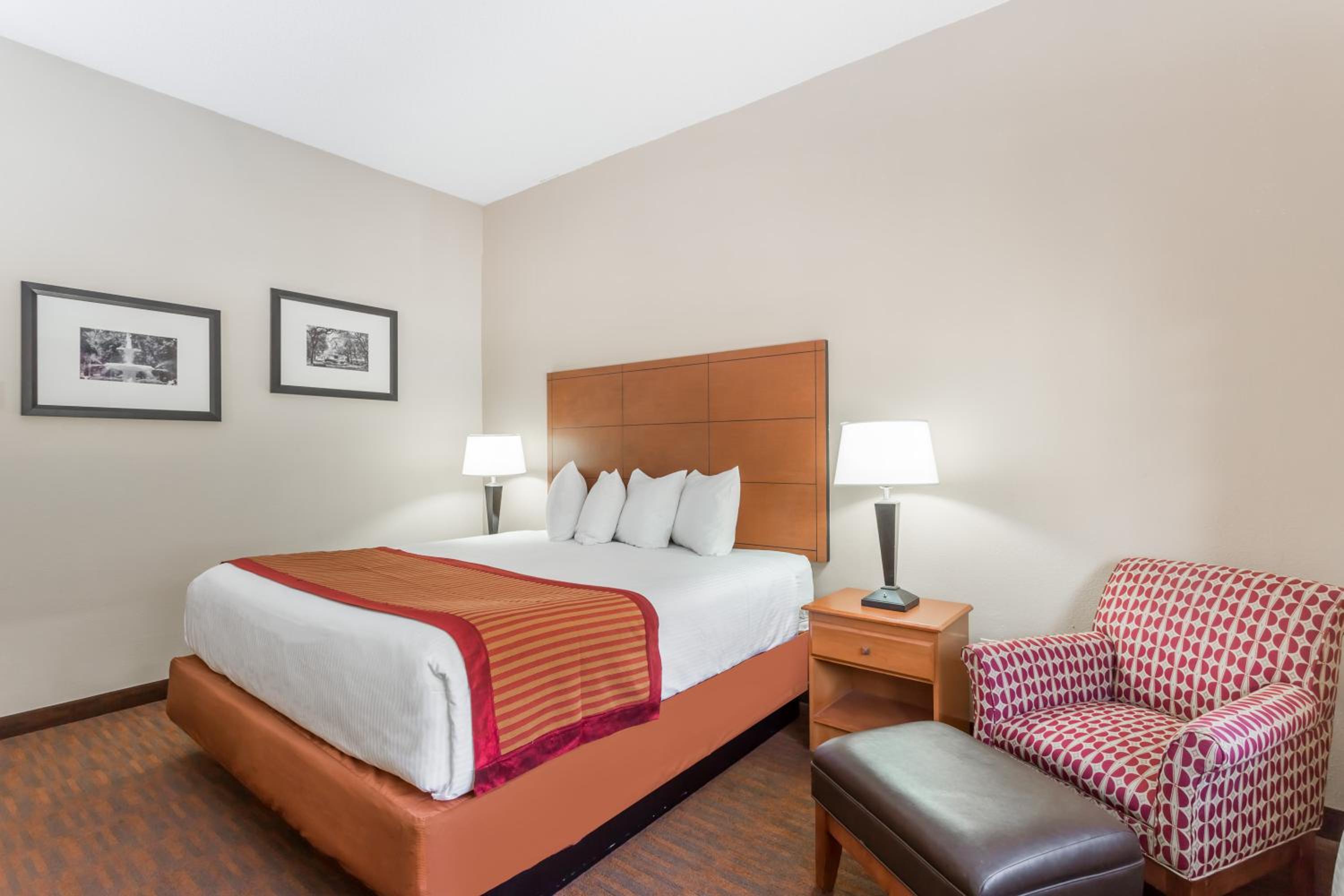 غرفة بسرير كينج لذوي الإعاقة، Baymont by Wyndham Savannah/Garden City 3/5