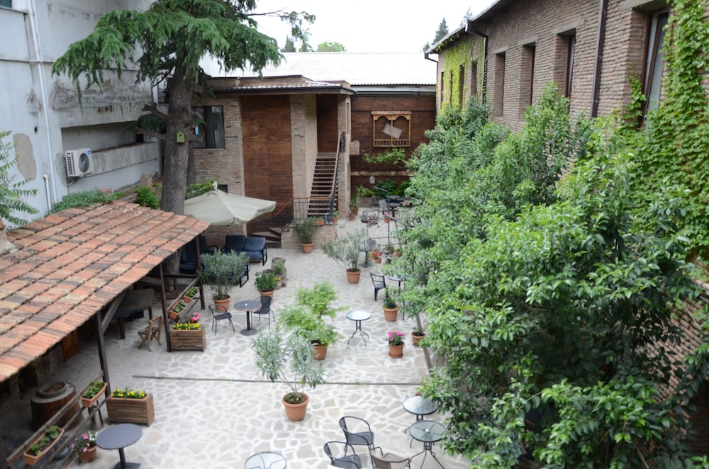 Tiflis Hotel 68/74