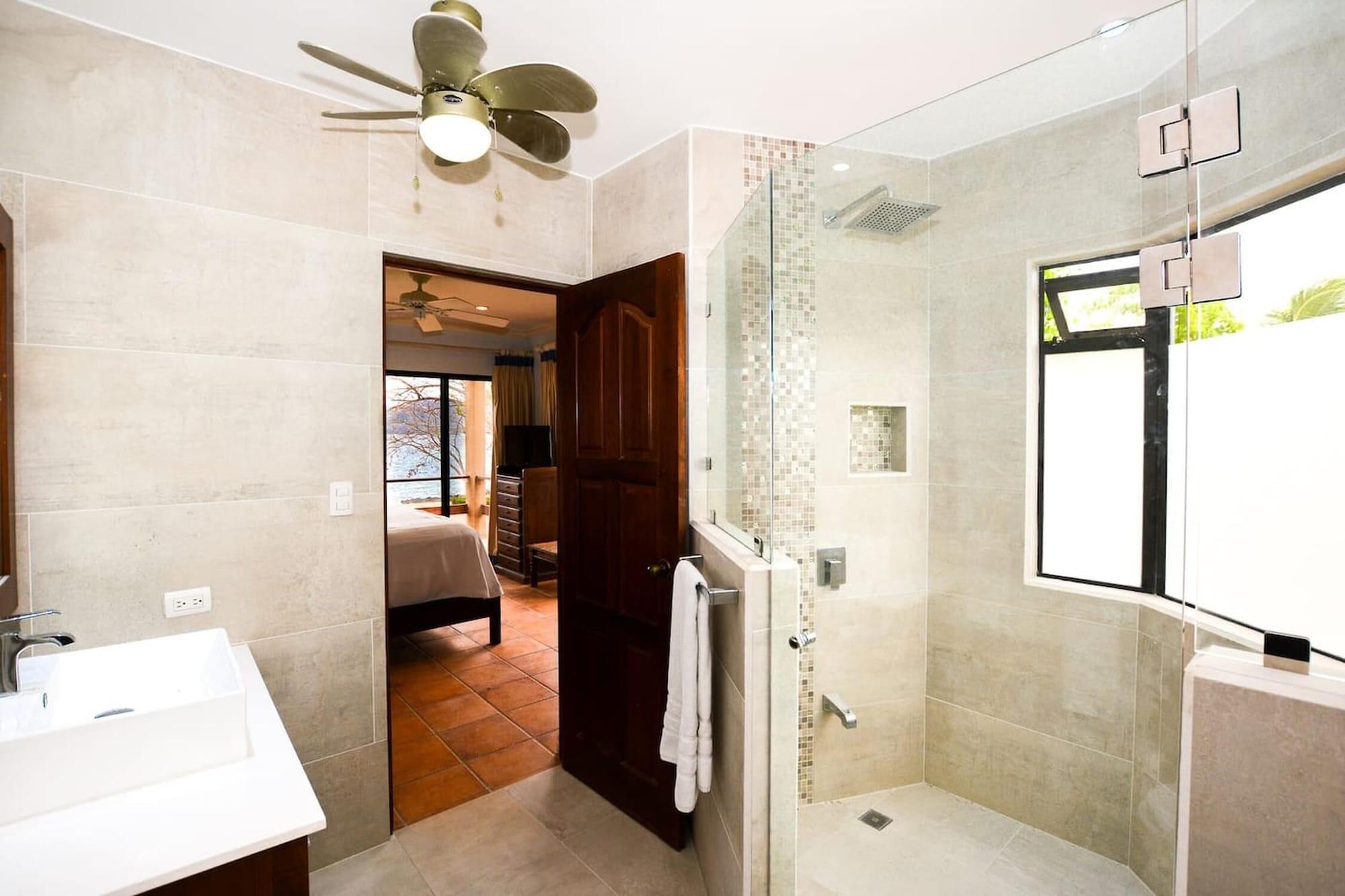 Spectacular - Spacious unit in Flamingo in front of the beach 33/34