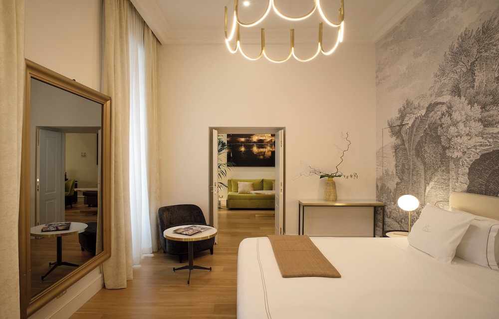suite, city view