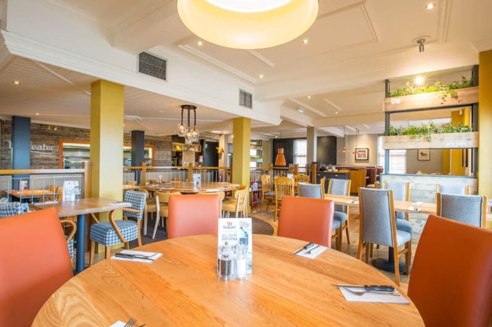 Premier Inn Manchester Salford Quays 22/47