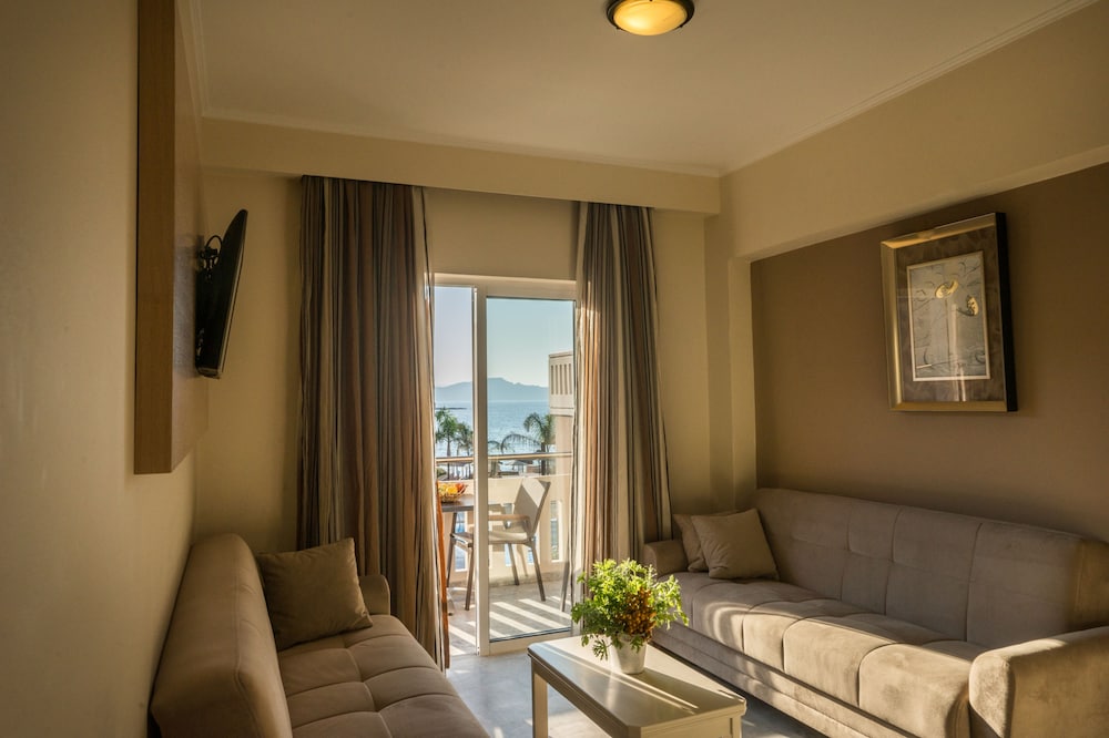 Golden Bay Suites 37/67