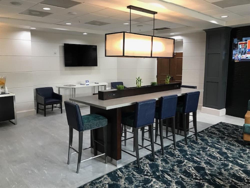 Delta Hotels by Marriott Jacksonville Deerwood 33/52