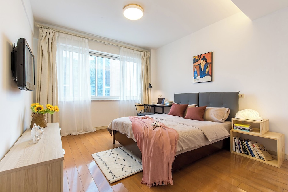 2 Bedrooms, Senior, Apartment, 2 Queen Beds, Kitchen، Book and Bed-People's Square 4/10