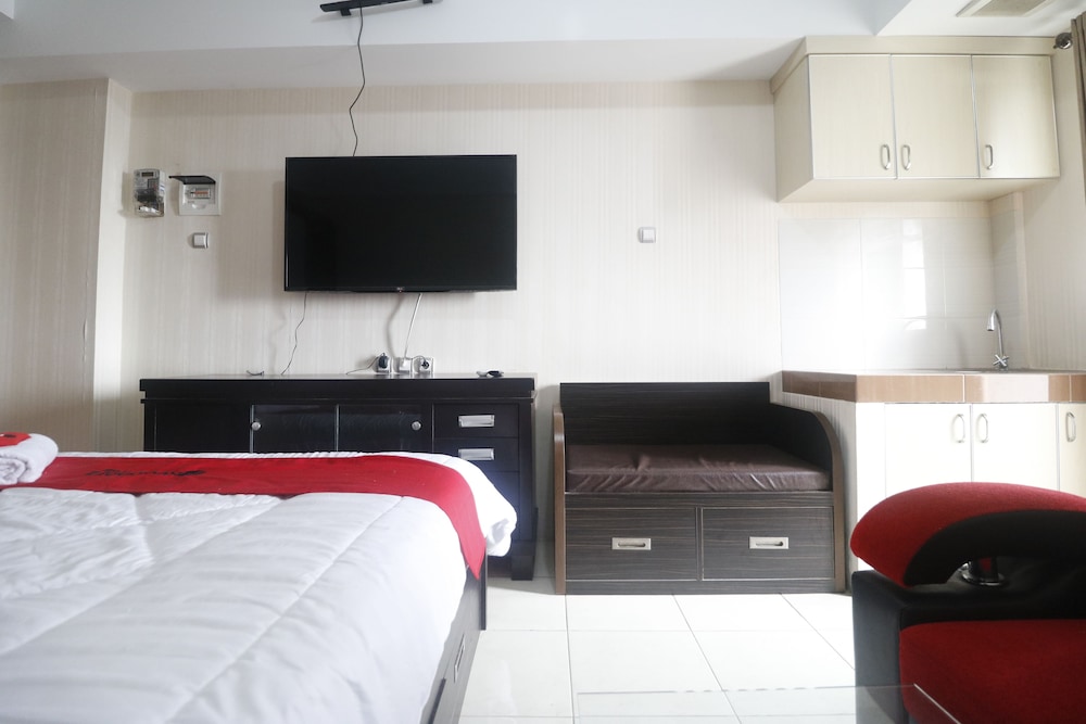 RedDoorz Apartment @ Green Lake View Ciputat 11/18