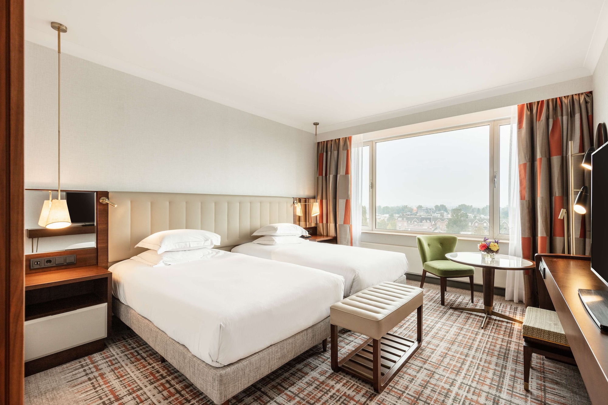 DELUXE, KING BED