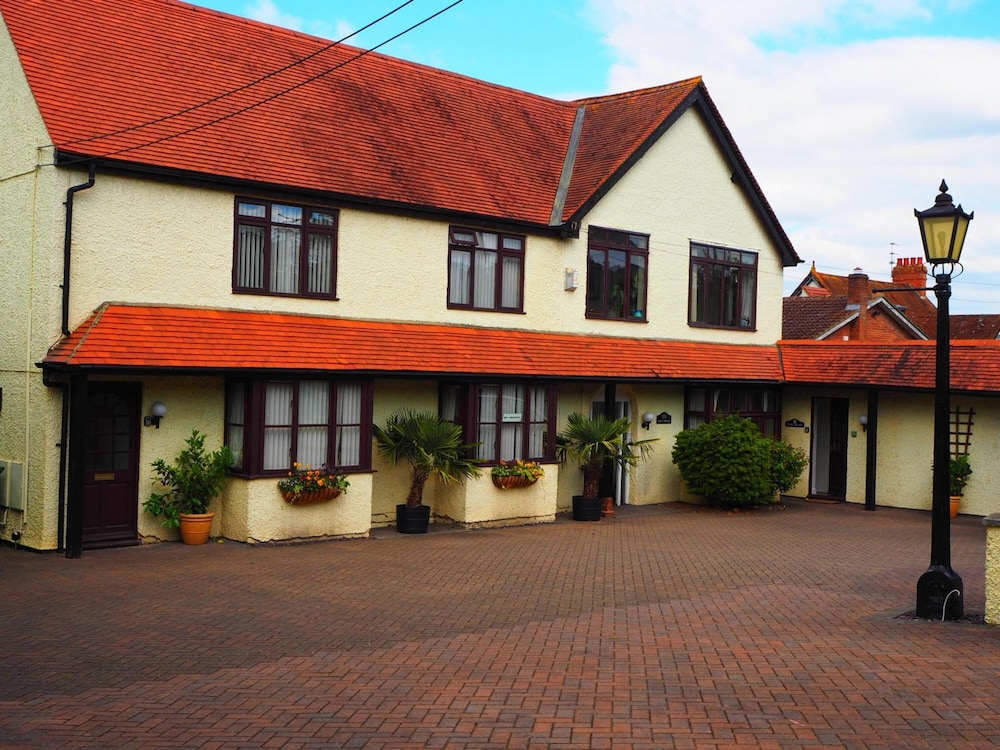 High Hedges Guest House 1/17