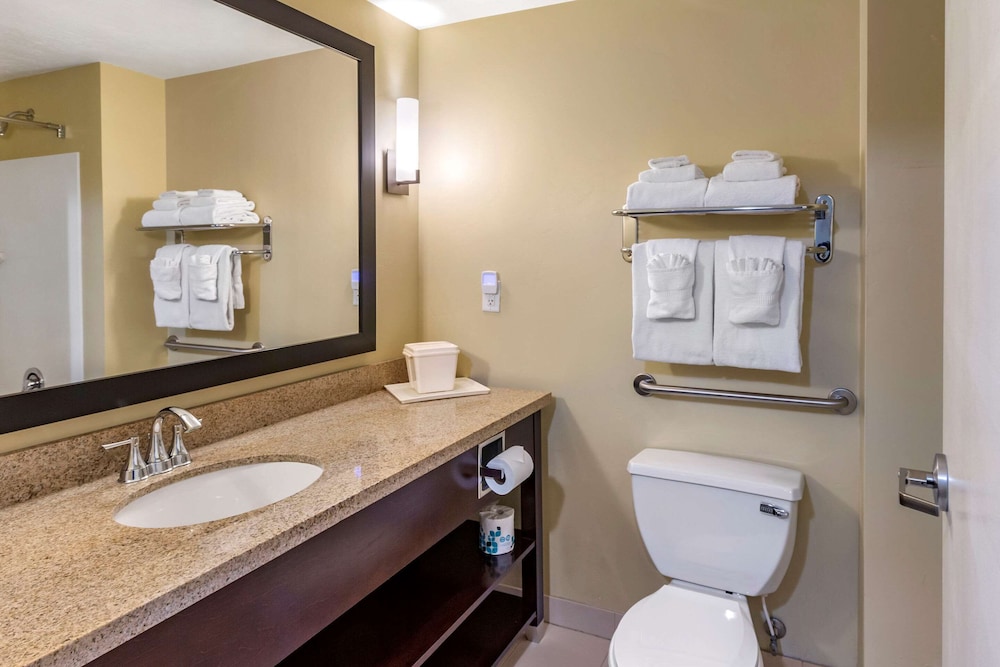 Comfort Inn & Suites Tooele-Salt Lake City 13/34