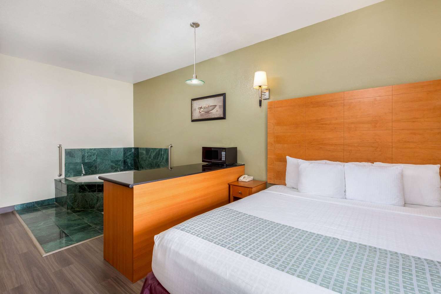La Quinta Inn & Suites by Wyndham Tulare 7/40