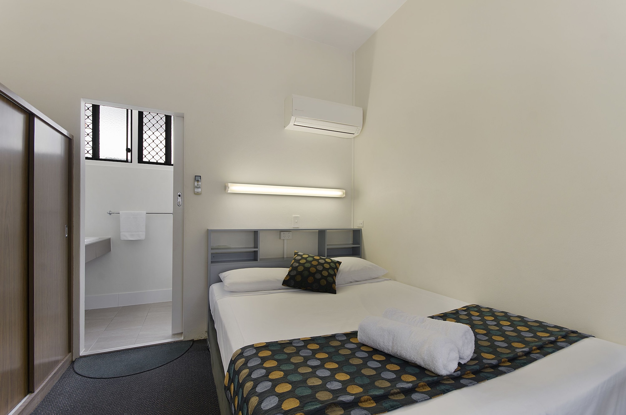 BUDGET, QUEEN BED