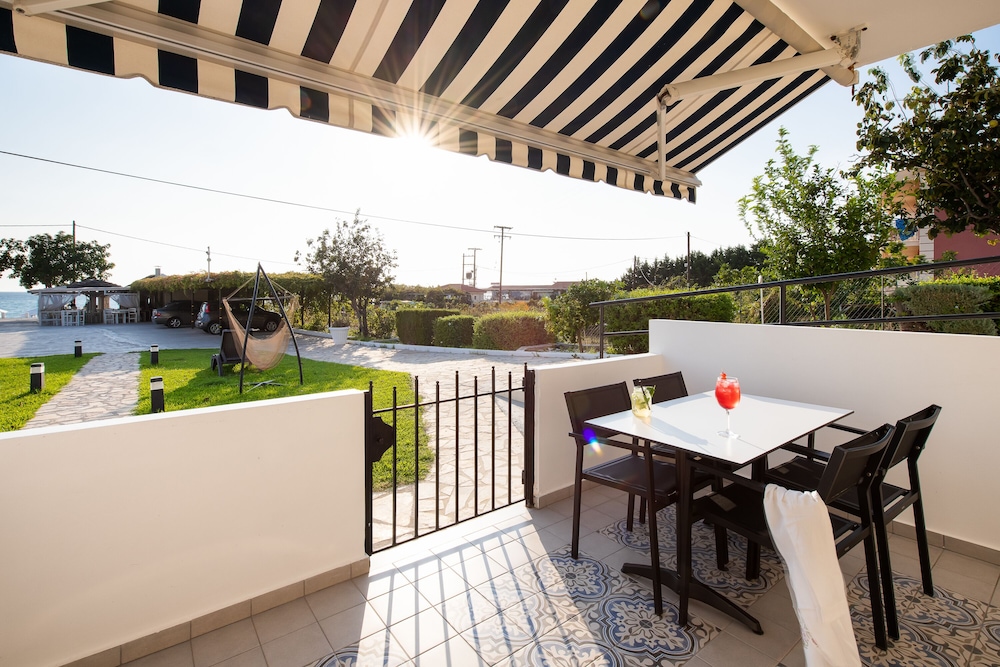 Thomatos Apartments Lourdas Beach 19/50