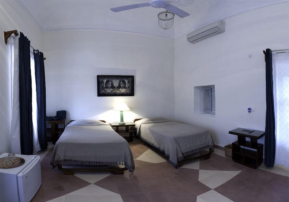 Neemrana’s Tijara Fort-Palace - 19th Century, Alwar 17/54