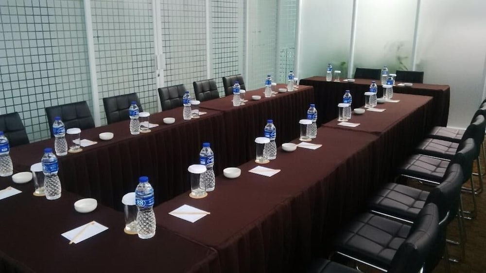 V HOTEL JAKARTA 41/45