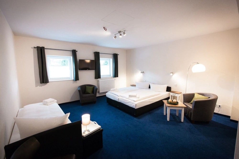 ROOM, TRIPLE, PRIVATE BATHROOM
