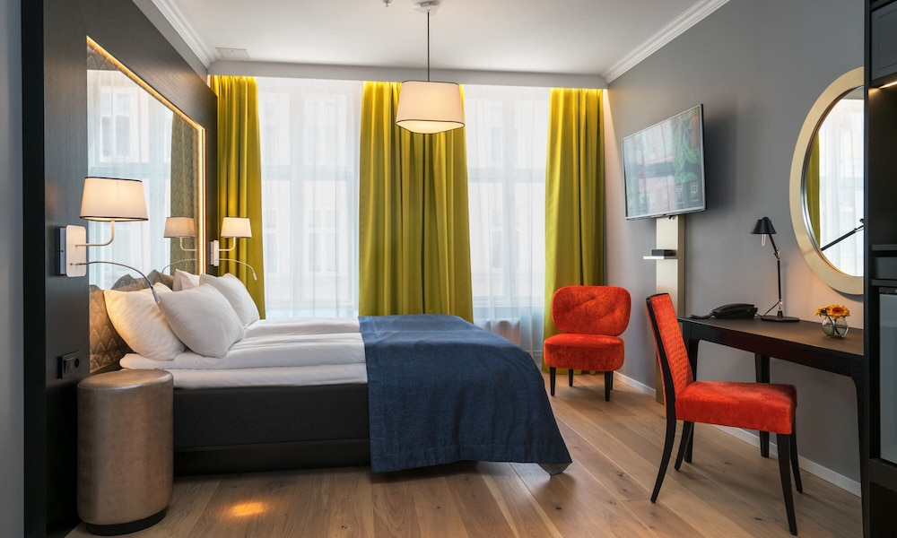 ROOM, DOUBLE OR TWIN BED