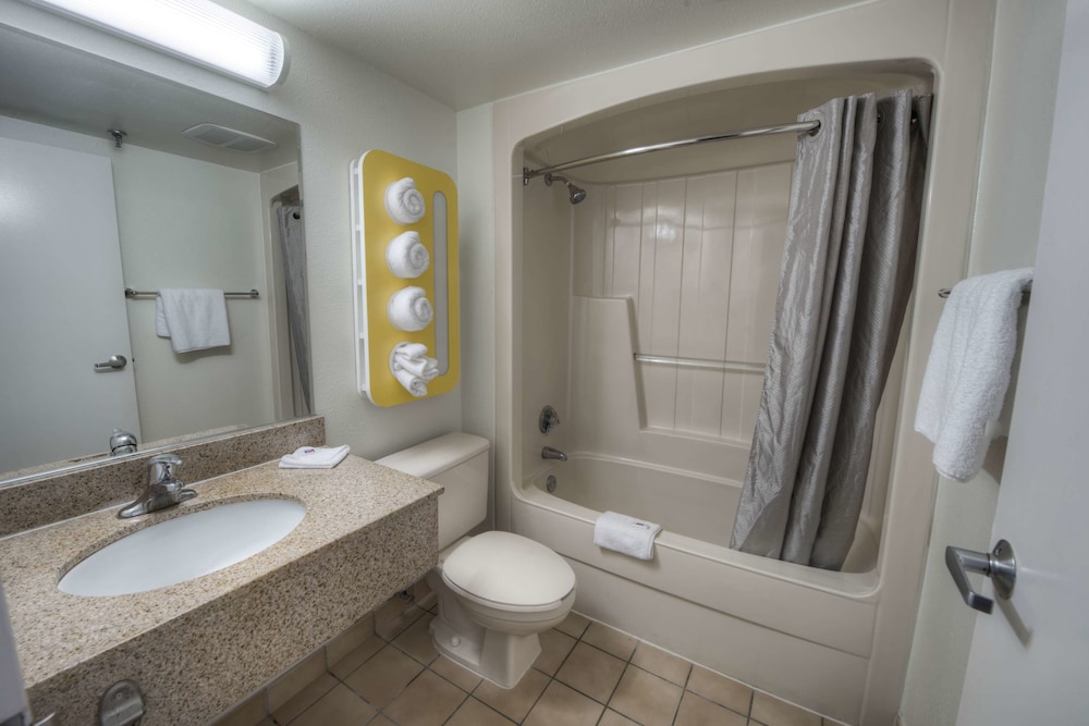 Motel6 Branford, CT - New Haven 55/58
