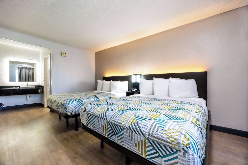 STANDARD, 2 QUEEN BEDS