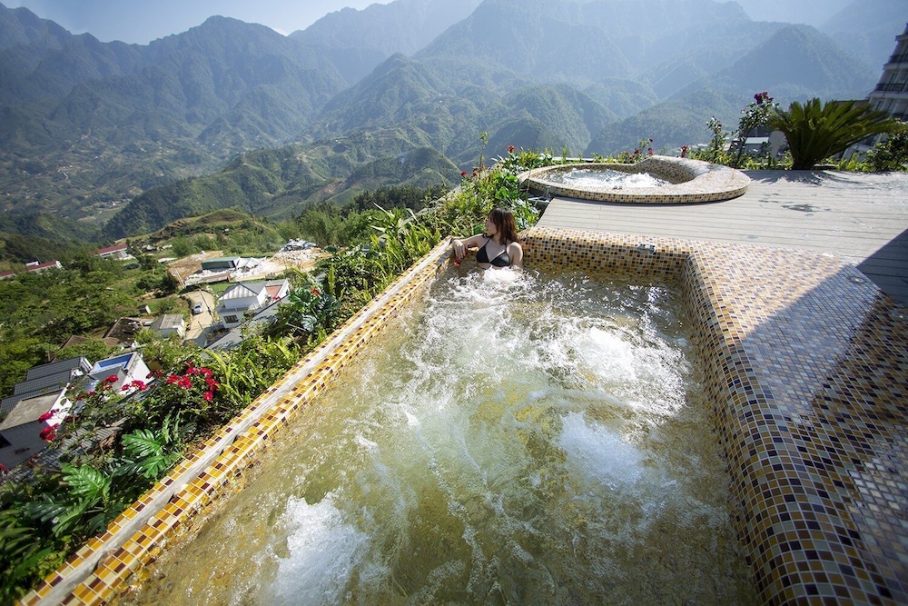 Phuong Nam Mountain View Hotel 31/35