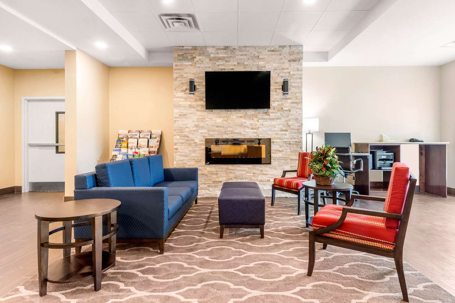 Comfort Inn & Suites Bowmanville 6/12
