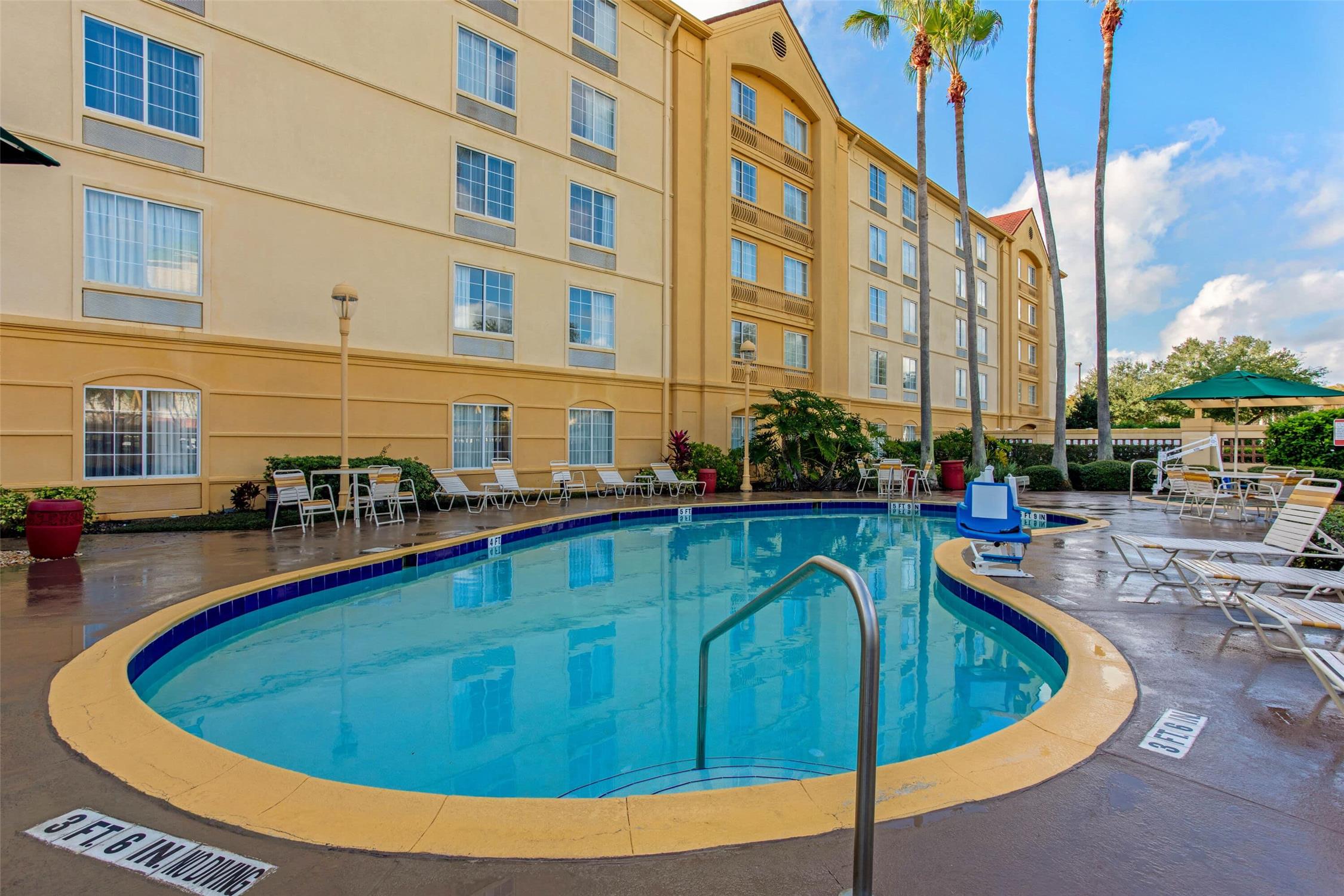 La Quinta Inn And Suites By Wyndham Orlando Airport North 40/45