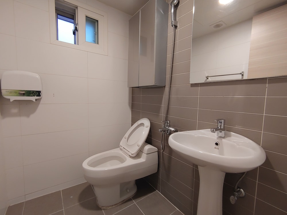 KW Hongdae Line Hostel 35/40