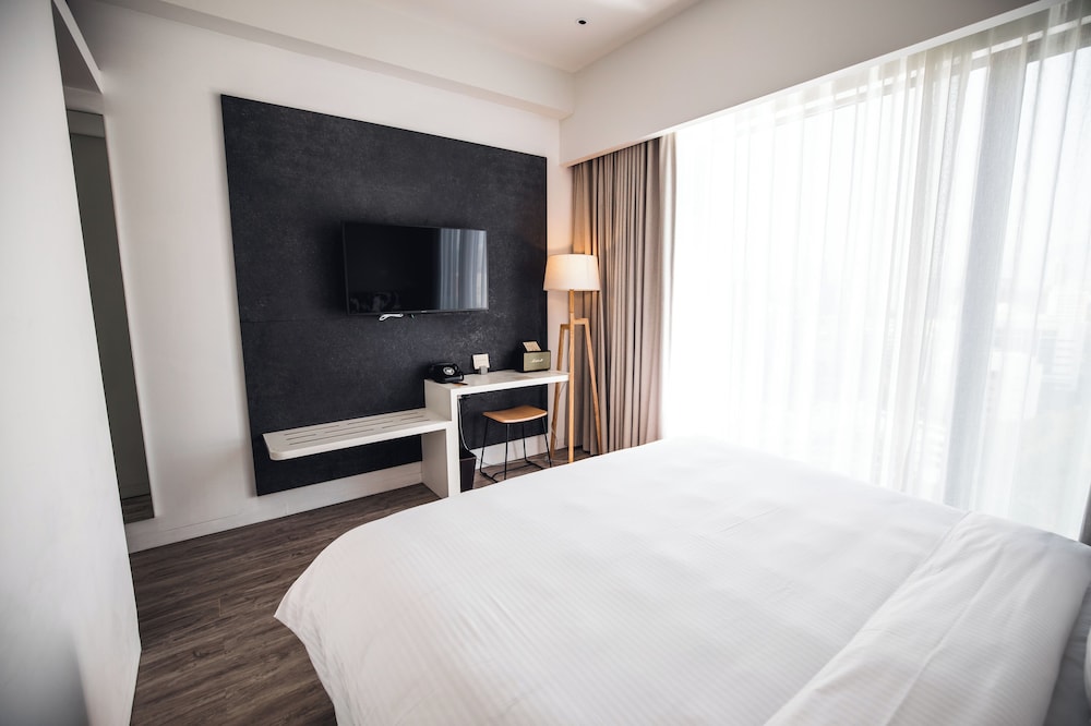DELUXE, KING BED