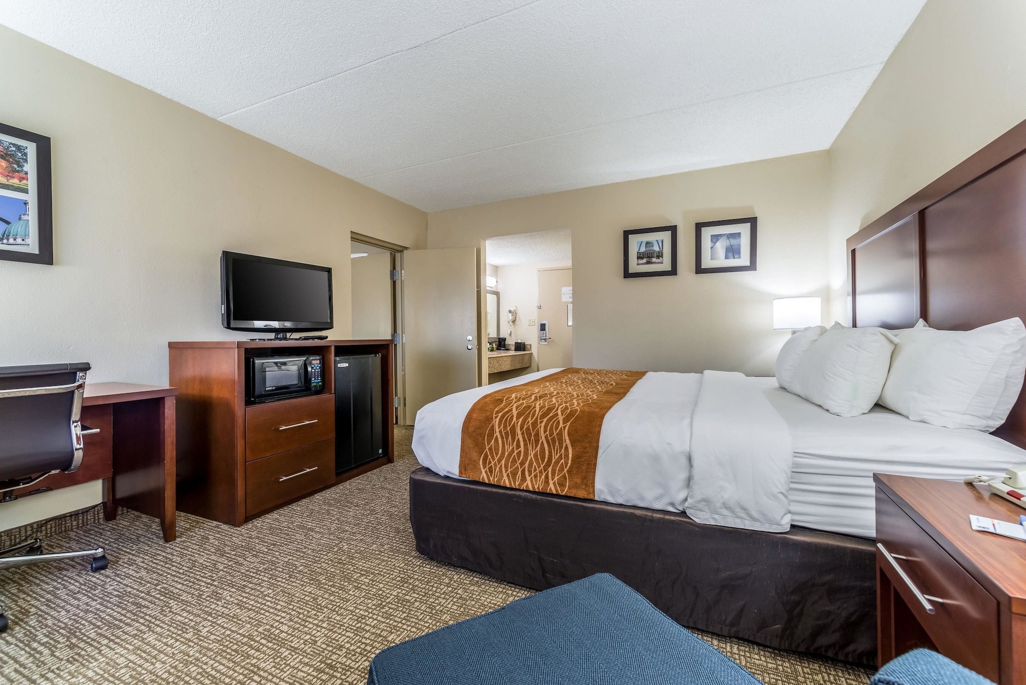 Upgrade, Efficiency, Suite, King Bed, Sofa، Comfort Inn Festus-St. Louis South 5/7