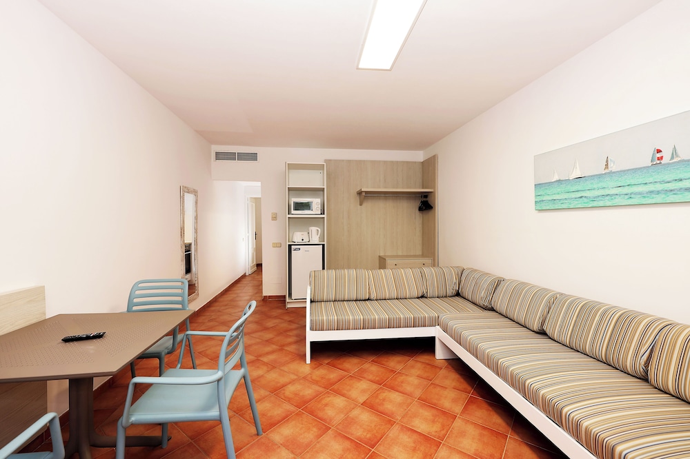Hotel Club Es Talaial 48/68