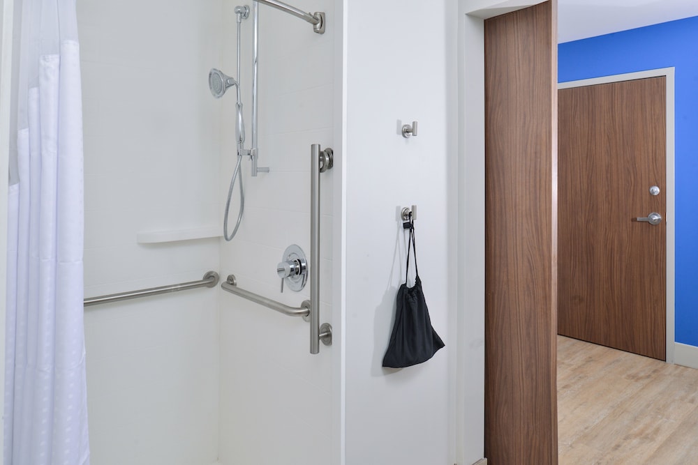 HOLIDAY INN EXPRESS & SUITES SOUTHGATE - DETROIT AREA 14/32
