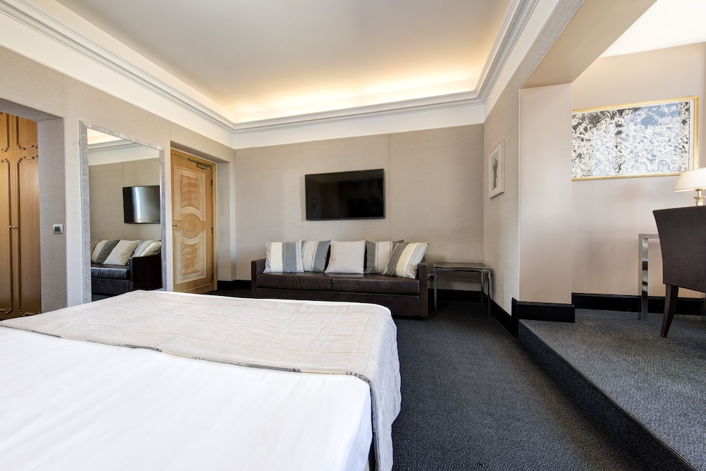 ROOM, TRIPLE