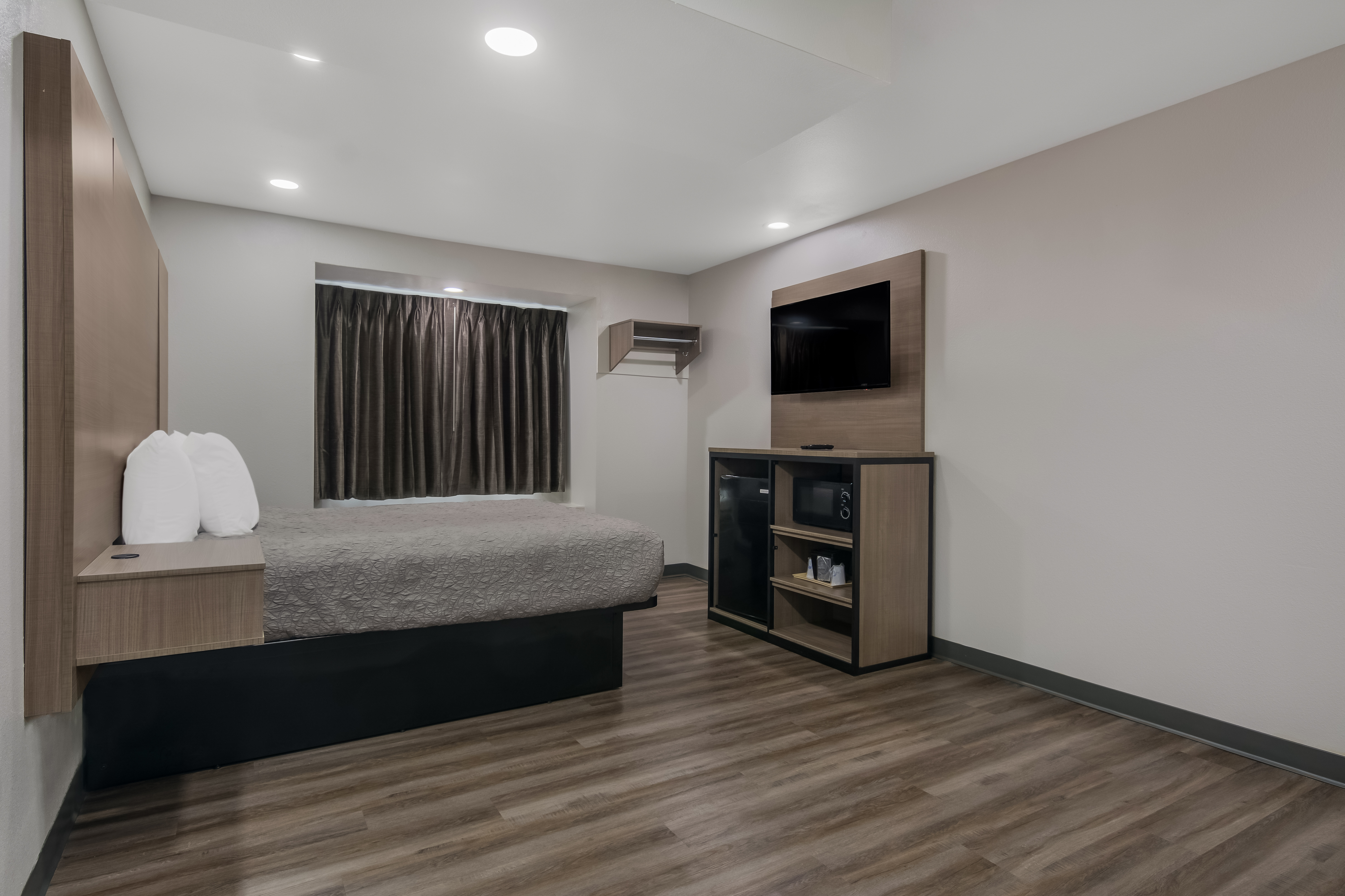 Mini, Suite, Queen Bed, Sofa